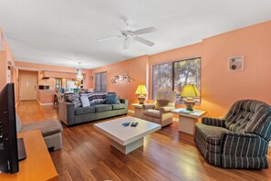 TV - Heron Pointe D1- 2 Bedroom Condo in Shore Drive (Myrtle Beach)