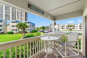Outdoor dining - A Place At The Beach IV 144- 2 Bedroom In Shore Drive (Myrtle Beach)