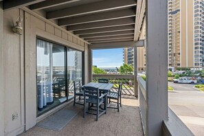 Outdoor dining - Shipwatch Pointe I A124- 2 BR- Short Walk to Beach (Myrtle Beach)