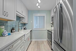 Fridge, microwave, oven, stovetop - Shipwatch Pointe I A124- 2 BR- Short Walk to Beach (Myrtle Beach)