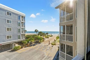 On the beach - Ocean View 3BR At Pelican's Watch 209- Pool (Myrtle Beach)