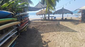 Habitación básica, balcón, vista a la playa | Playa | En la playa