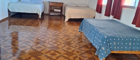 Habitación básica, balcón, vista a la playa | Wifi gratis