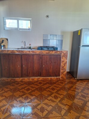 Basic-Zimmer, Balkon, Strandblick | Eigene Küche | Kühlschrank, Kochgeschirr/Geschirr/Besteck