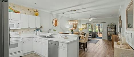 雪櫃、微波爐、焗爐、爐具