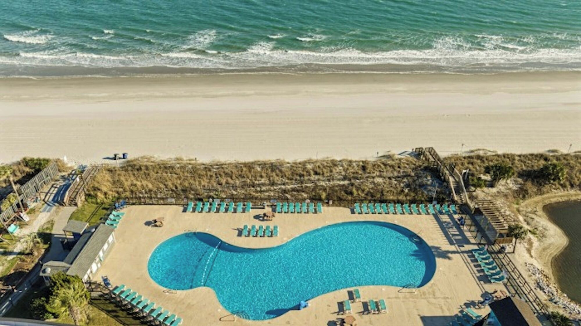 Alberca techada y alberca al aire libre