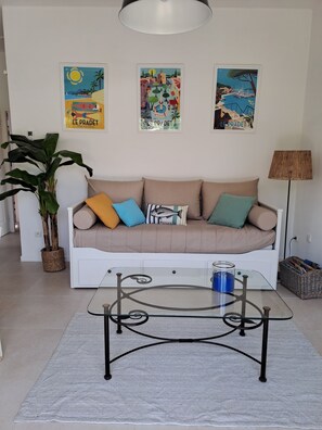 TV - Vacation home with garden. 500 metres from the beach and shops (Le Pradet)