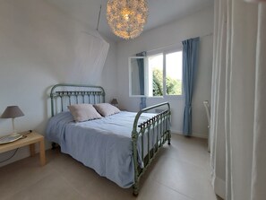 Iron/ironing board, WiFi - Vacation home with garden. 500 metres from the beach and shops (Le Pradet)