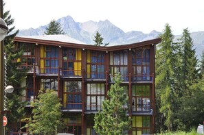 A multi-story building with balconies, surrounded by trees and mountains. - 200m from ski slopes, 2nd floor, balcony, tv, 33m², Les Arcs (Les Arcs)