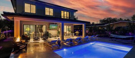 Utendørsbasseng og et oppvarmet basseng