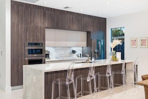 Fridge, microwave, oven, stovetop - Casa Monstera | Heated Saltwater Pool | Game Room | Golf (Fort Lauderdale)