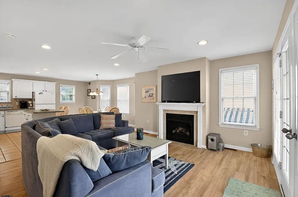 TV connectée, cheminée, livres