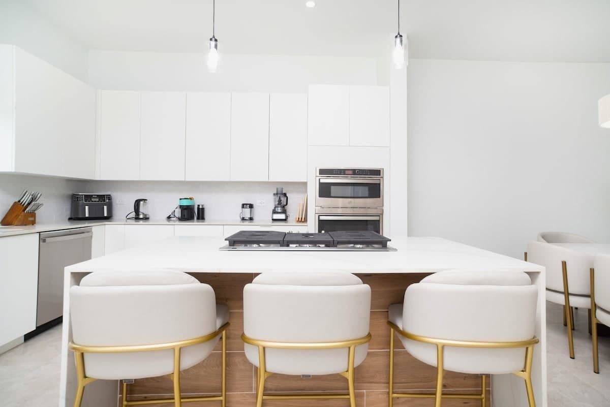 Geladeira, micro-ondas, fogão, cooktop