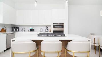 Geladeira, micro-ondas, fogão, cooktop