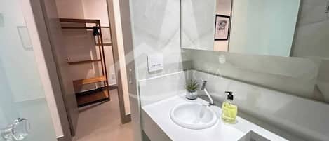 Comfort-Apartment, Stadtblick | Badezimmer