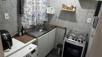 Comfort appartement, uitzicht op stad | Privékeuken | Een koelkast, een magnetron, een kookplaat, kookgerei, borden en bestek