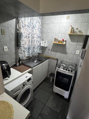 Comfort appartement, uitzicht op stad | Privékeuken | Een koelkast, een magnetron, een kookplaat, kookgerei, borden en bestek