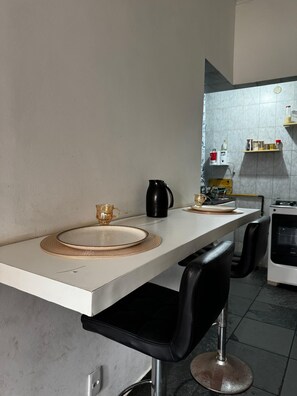 Comfort appartement, uitzicht op stad | Privékeuken | Een koelkast, een magnetron, een kookplaat, kookgerei, borden en bestek