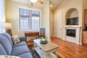 TV, fireplace - L-9 Cozy, clean close to SDC stunning views (Branson)
