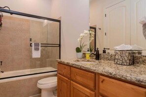 Shower, hair dryer, towels - L-4 Close to SDC amazing views clean and cozy (Branson)