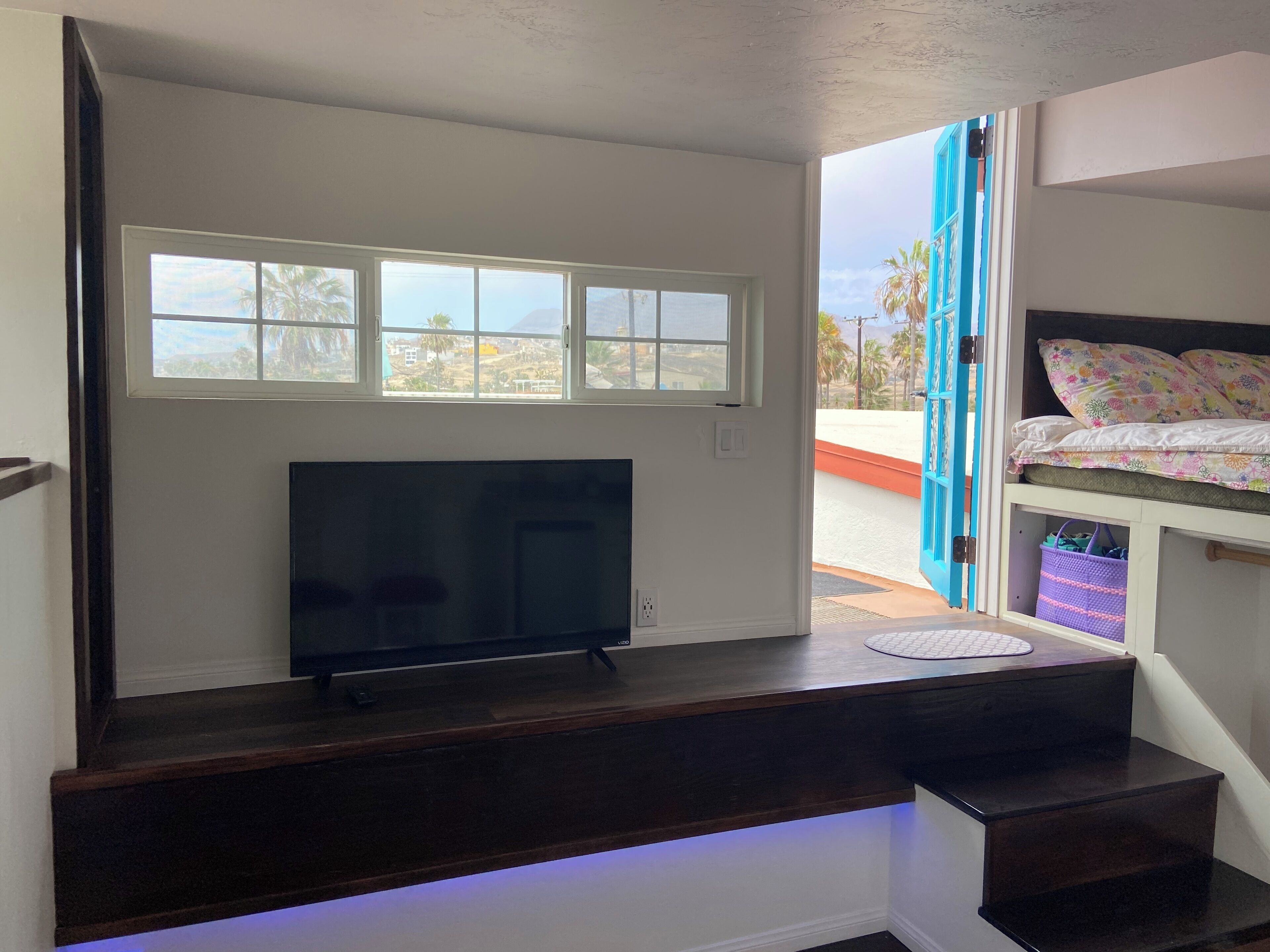 Tabla de planchar con plancha, wifi, ropa de cama