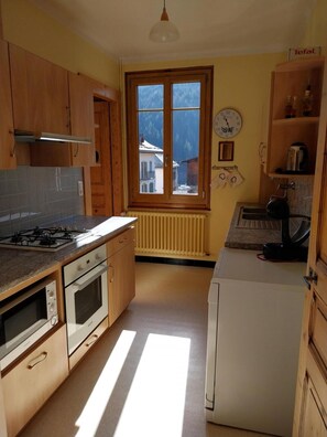 Wasserkocher mit Kaffee-/Teezubehör, Kühlschrank, Mikrowelle, Ofen