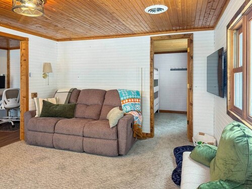 Ultimate Hayward Trailhead Cabin