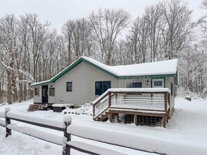 Exterior - Ultimate Hayward Trailhead Cabin (Hayward)