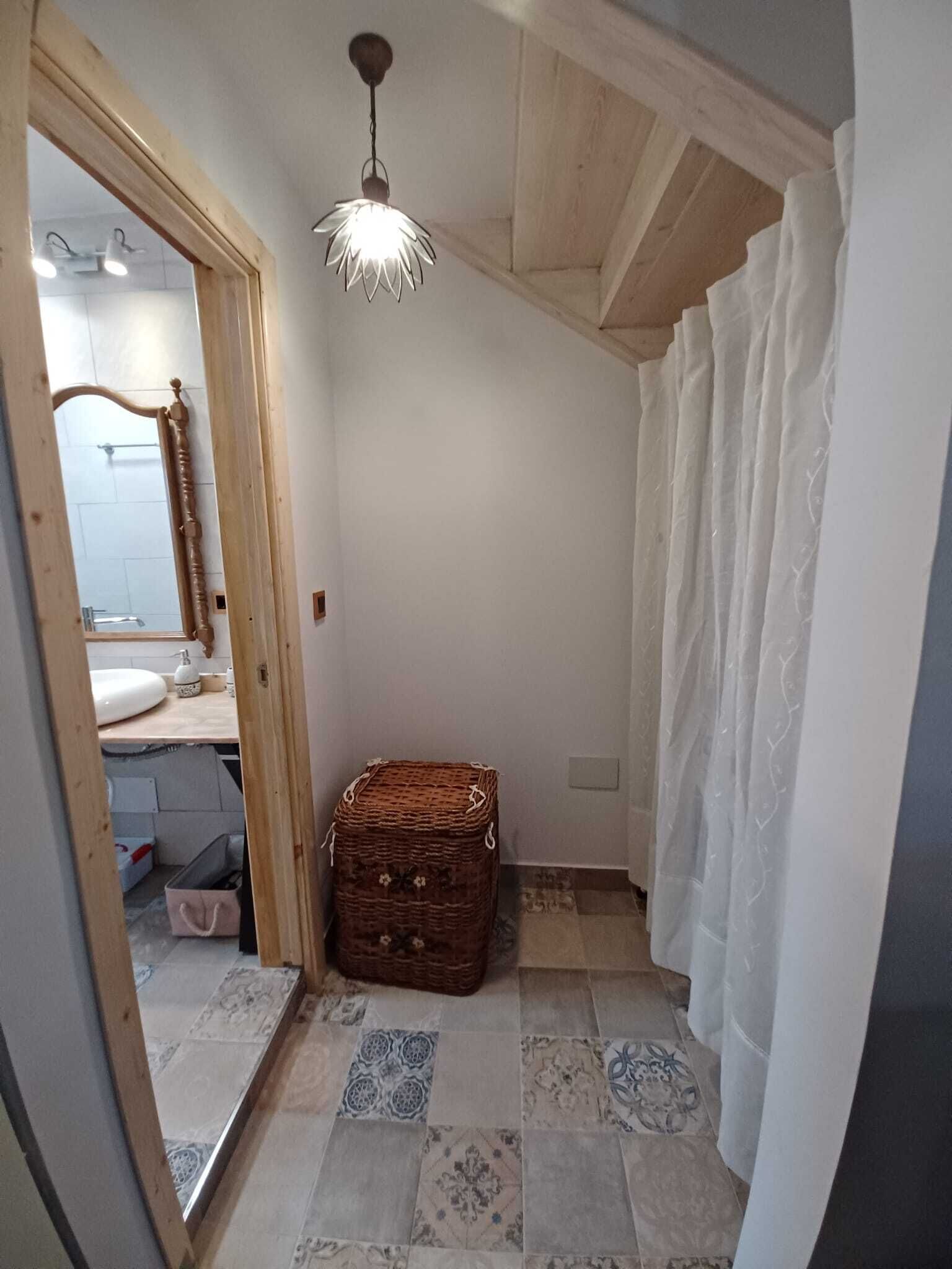 Hiustenkuivaaja, pyyhkeet, saippua, vessapaperi