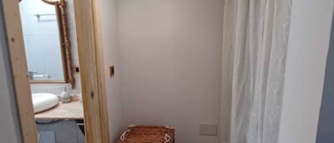 Secadora de cabello, toallas, jabón, papel de baño