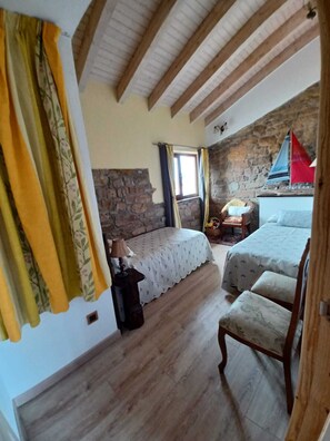 2 bedrooms, iron/ironing board, WiFi, bed sheets - Nordés - Rural house in Lastres between the sea and the mountains (Luces)