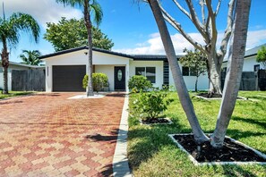 Exterior - Sunny Waterfront W/HTD Pool & Spa + 1Mile to Beach, near golf course (Pompano Beach)