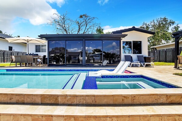 Outdoor pool, a heated pool - Sunny Waterfront W/HTD Pool & Spa + 1Mile to Beach, near golf course (Pompano Beach)