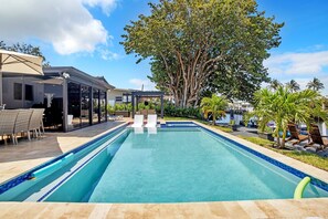 Outdoor pool, a heated pool - Sunny Waterfront W/HTD Pool & Spa + 1Mile to Beach, near golf course (Pompano Beach)