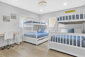 3 bedrooms, desk, iron/ironing board, travel cot - Sunny Waterfront W/HTD Pool & Spa + 1Mile to Beach, near golf course (Pompano Beach)