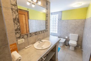 Haartrockner, Bidet, Handtücher, Seife