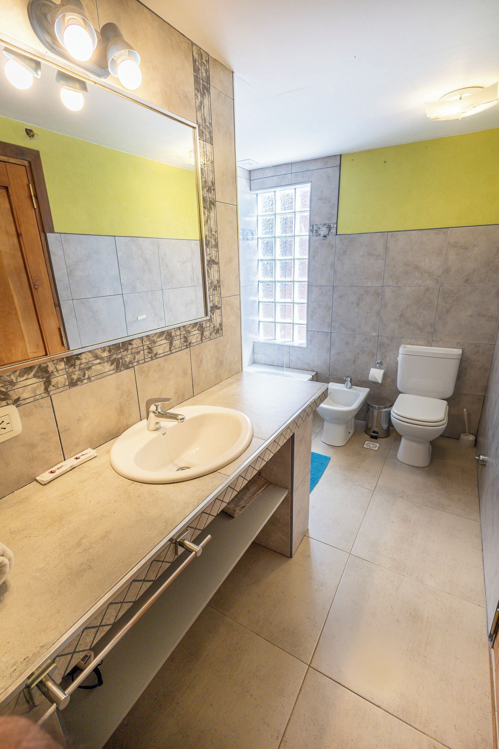 Een haardroger, een bidet, handdoeken, zeep