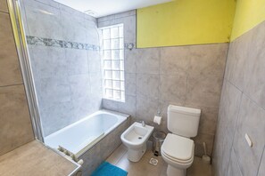 Haartrockner, Bidet, Handtücher, Seife