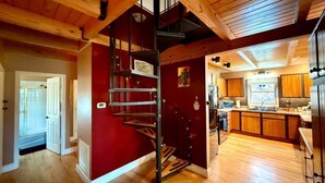 Een moderne keuken met houten kastjes en een centraal eiland.
