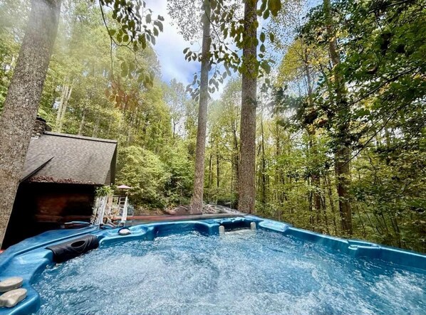 Outdoor spa tub