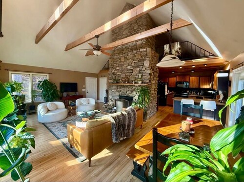 Unique Rustic Mountain Chalet with Hot Tub