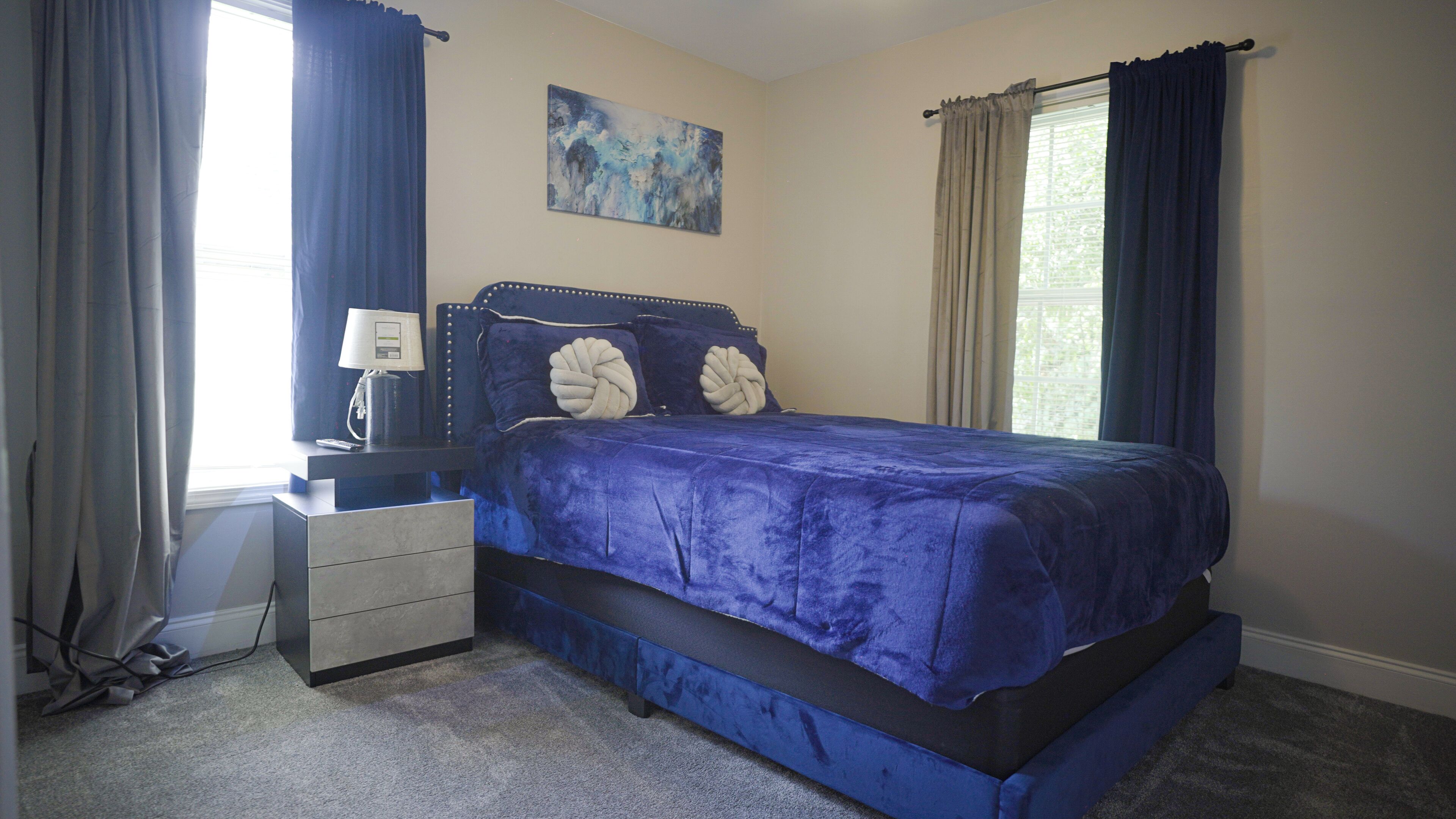 Een strijkplank/strijkijzer, wifi, beddengoed