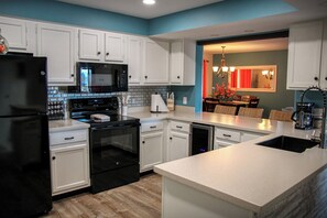 Private kitchen - Cozy 2-bedroom condo in enchanting Osage Beach (Osage Beach)