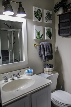 Hair dryer, towels, soap, toilet paper - Cozy 2-bedroom condo in enchanting Osage Beach (Osage Beach)