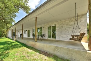 Terrace/patio - 3-bedroom west Austin house in charming Bee Cave with cool AC and epic views! (Bee Cave)