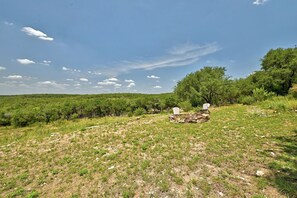 Property grounds - 3-bedroom west Austin house in charming Bee Cave with cool AC and epic views! (Bee Cave)