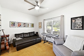 Smart TV, music library - 3-bedroom west Austin house in charming Bee Cave with cool AC and epic views! (Bee Cave)