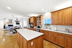 Paper towels - 3-bedroom west Austin house in charming Bee Cave with cool AC and epic views! (Bee Cave)