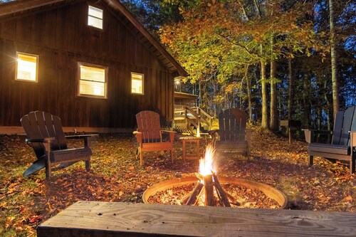 Cozy Pet Friendly Cabin Near Red River Gorge - NEW Hot Tub + Fire Pit Nights