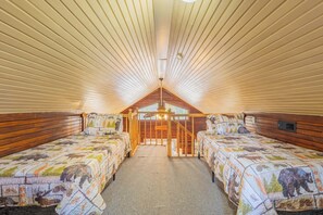 3 bedrooms, travel cot, free WiFi, bed sheets - Cozy Pet Friendly Cabin Near Red River Gorge - NEW Hot Tub + Fire Pit Nights (Campton)